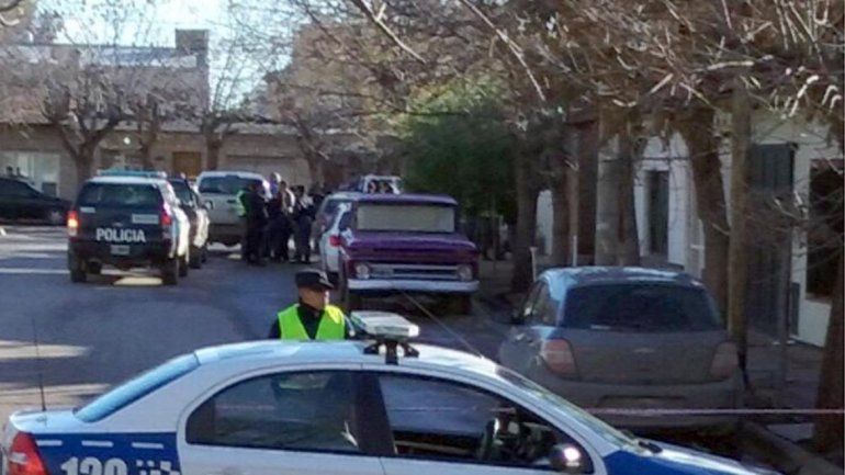 La Policía Federal y la neuquina durante la detención de la mujer.