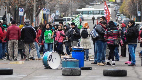 Los estatales amenazan con seguir endureciendo las protestas si el Gobierno no les otorga el aumento salarial que piden. Los maestros también se sumarán hoy al paro.