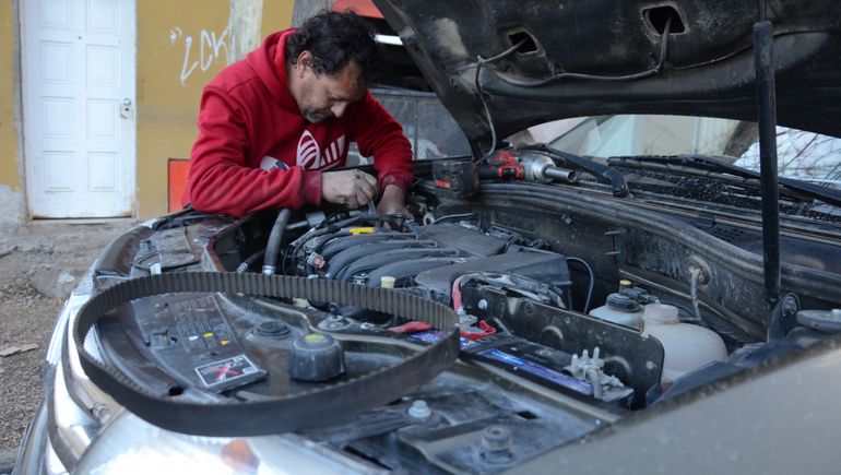 La correa de distribución es una pieza importante en el funcionamiento del auto, puesto que transmite el movimiento desde el cigüeñal al árbol de levas. La correa de distribución es una pieza importante en el funcionamiento del auto, puesto que transmite el movimiento desde el cigüeñal al árbol de levas.