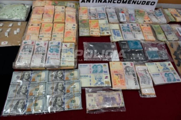 En uno de los domicilios allanados, la Policía secuestró más de 16 mil dólares. En uno de los domicilios allanados, la Policía secuestró más de 16 mil dólares.