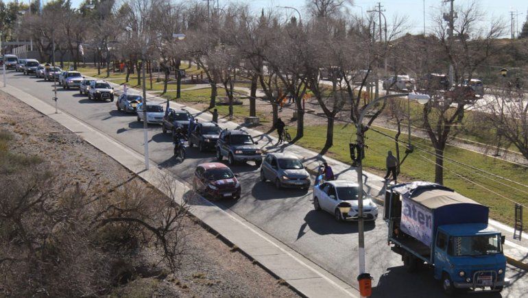 Con una caravana, ATEN reclamó por el pago atrasado de sueldos y aguinaldos