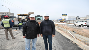 El intendente Mariano Gaido y el secretario de Planeamiento, Alejandro Nicola, durante una recorrida por la zona de obras. El intendente Mariano Gaido y el secretario de Planeamiento, Alejandro Nicola, durante una recorrida por la zona de obras.