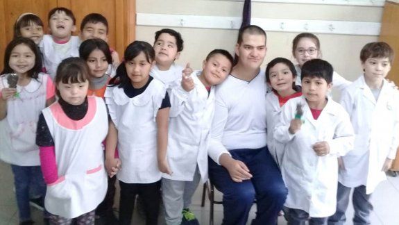 Elaboró huevos de Pascua y los regaló en las escuelas