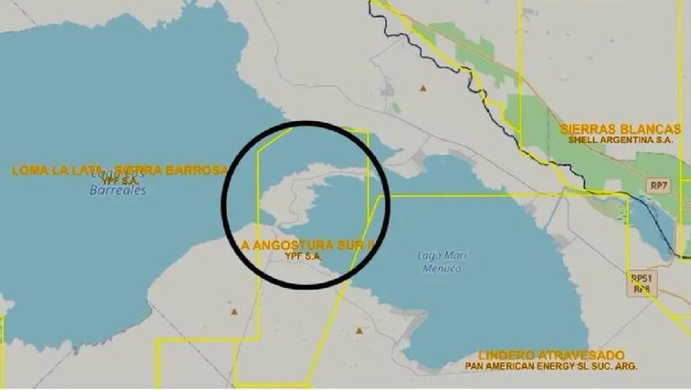El mapa de la concesión La Angostura Sur II ubicada en el istmo de Mari Menuco. No toca las tierras ocupadas tradicionalmente, pero sí las que la provincia se comprometió (¿en un acuerdo bajo presión? a mesnsurar y escriturar a favor de la comunidad Kaxipayiñ. El mapa de la concesión La Angostura Sur II ubicada en el istmo de Mari Menuco. No toca las tierras ocupadas tradicionalmente, pero sí las que la provincia se comprometió (¿en un acuerdo bajo presión? a mesnsurar y escriturar a favor de la comunidad Kaxipayiñ.