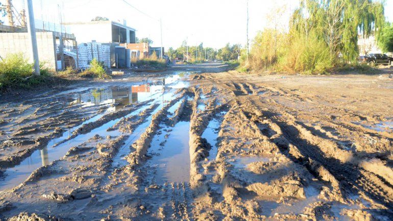 Algunas calles siguen prácticamente intransitables por el barro.