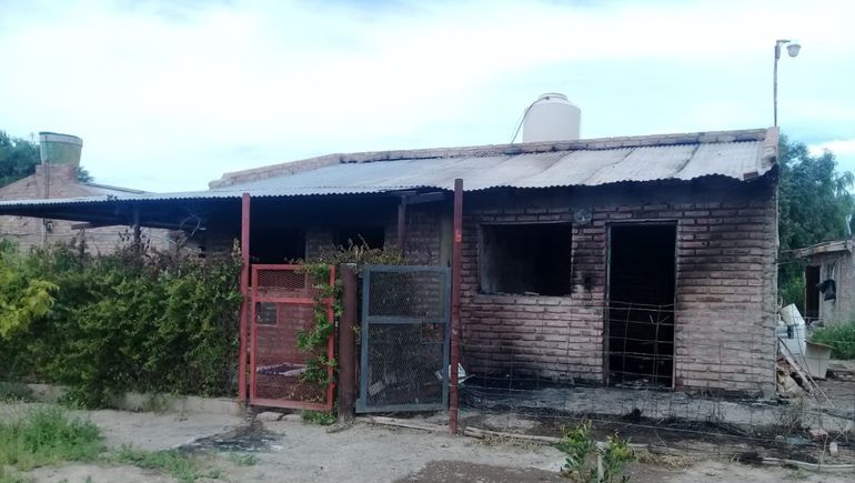 Vecinos prendieron fuego la casa del asesino de Picún Leufú