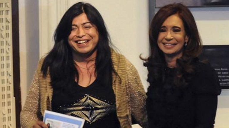 Diana Sacayán recibió su nuevo DNI en manos de la presidenta Cristina Fernández.&nbsp;