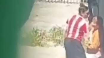 En el video se advierte la diferencia física de la agresora frente a la indefensa víctima de 65 años, ambas pacientes del del centro de salud mental de Santa Cruz. En el video se advierte la diferencia física de la agresora frente a la indefensa víctima de 65 años, ambas pacientes del del centro de salud mental de Santa Cruz.