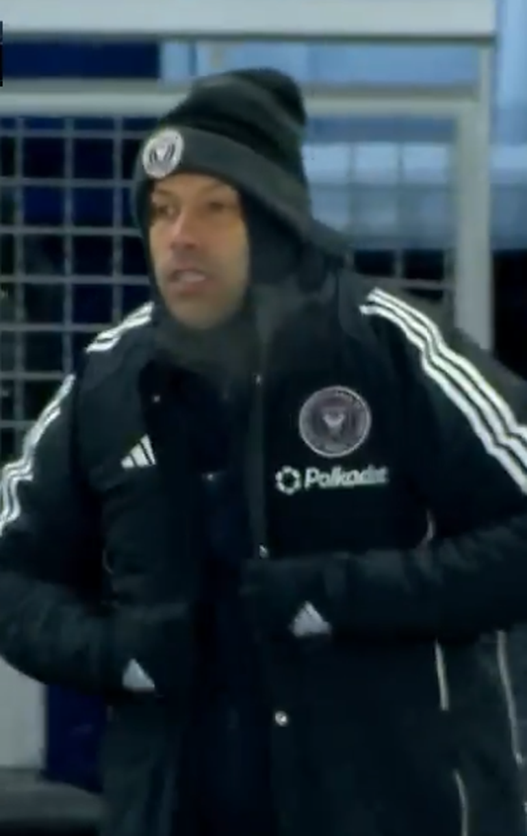 Look de Mascherano para su primer partido oficial como DT del Inter Miami en Estados Unidos bajo el frío extremo. Look de Mascherano para su primer partido oficial como DT del Inter Miami en Estados Unidos bajo el frío extremo.