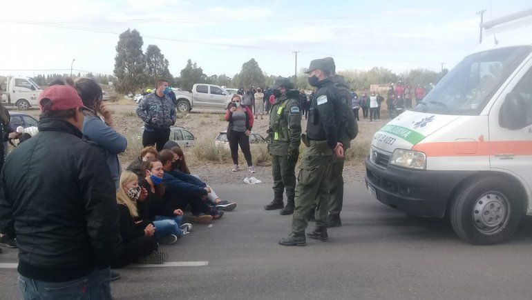Corte en Arroyito: los turistas retienen ambulancias para que los dejen pasar