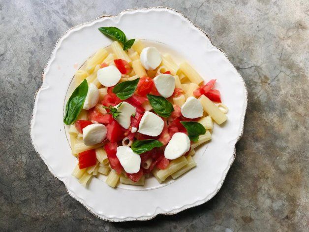 Receta: ensalada de pasta con albahaca y tomate