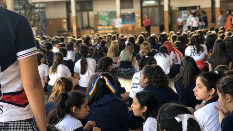 Dos alumnas se besaron  y no las  dejan entrar a su colegio