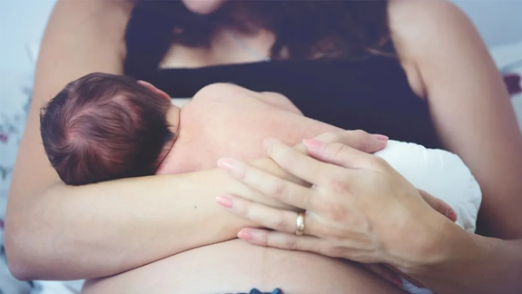 La ingeniosa respuesta de una mujer cuando le pidieron que no amamante a su hijo en público