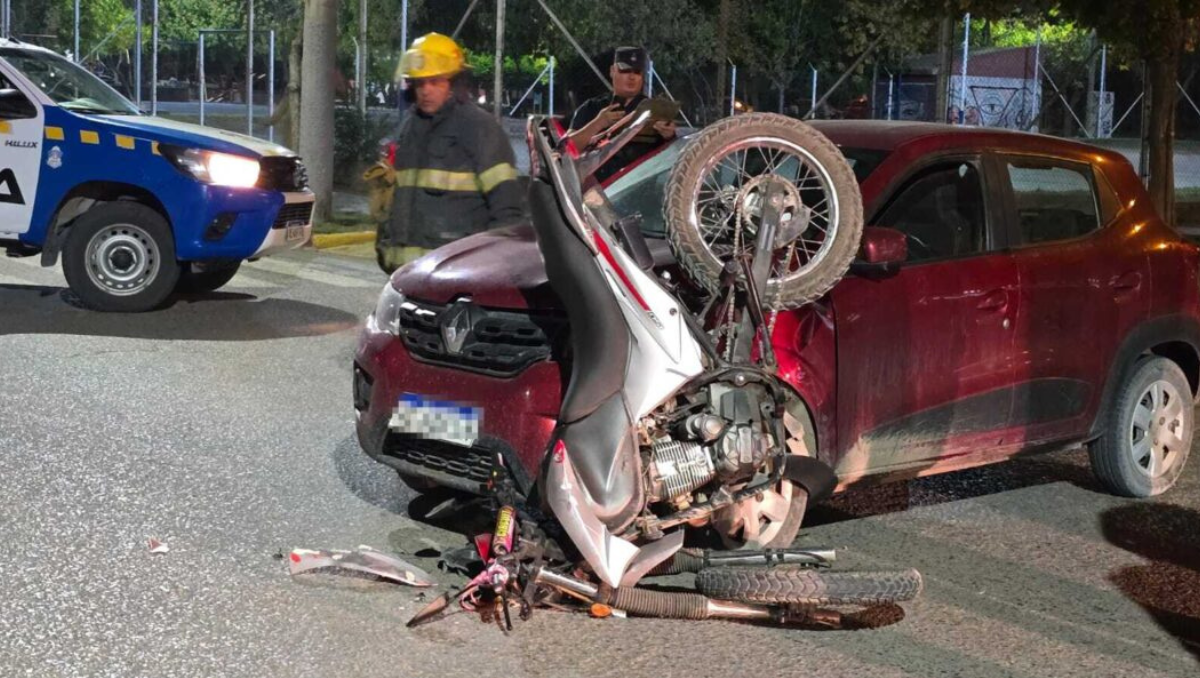 A pesar del fuerte choque, el motociclista de 27 años fue dado de alta del hospital de Centenario.