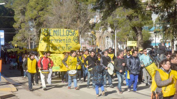 Los enfermeros se movilizan por el centro en reclamo de aumento