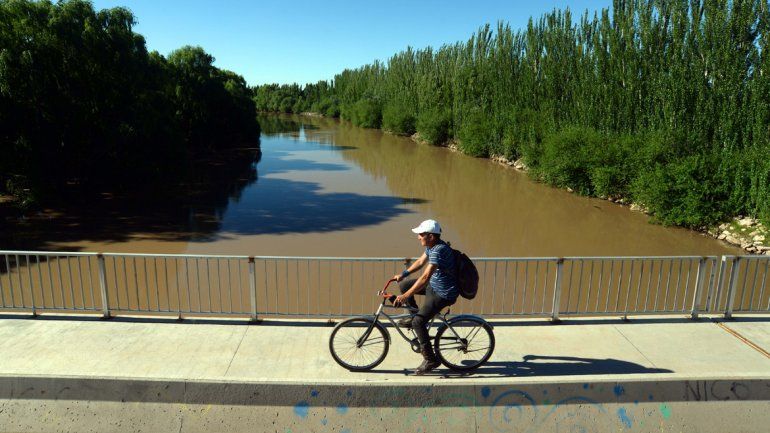 El Neuquén se parece a un río del Litoral por su color barroso en las costas de esta capital.