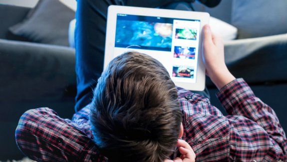 Los chicos de las nuevas generaciones llevan la tecnología tan incorporada que hasta se les complicaría explicar por qué hablan como hablan.&nbsp;