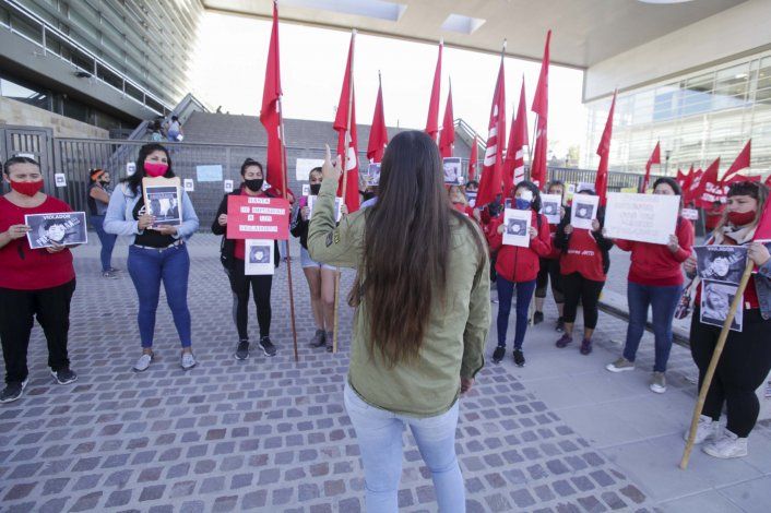 La justicia es una mierda, este violador nos mató en vida y está suelto