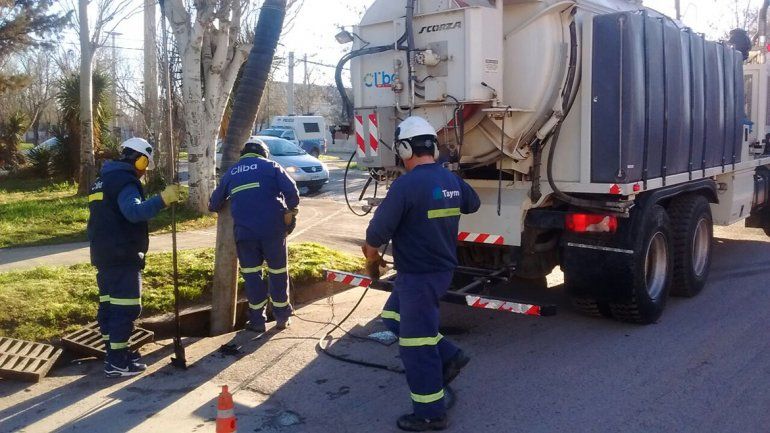 La desobstrucción de las cañerías es una de las principales tareas.