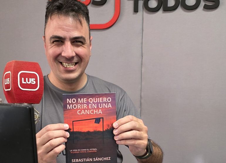 Sebastián en los estudios de LU15 con su flamante libro.&nbsp;