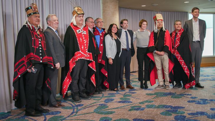 Representantes de la Nación Haisla y del oleoducto Pembina se reúnen con el primer ministro David Eby, el ministro George Heyman y la ministra Josie Osborne. Representantes de la Nación Haisla y del oleoducto Pembina se reúnen con el primer ministro David Eby, el ministro George Heyman y la ministra Josie Osborne.