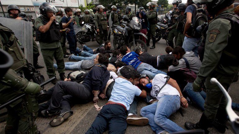 Denuncian una política que está destinada a reprimir e infundir temor.