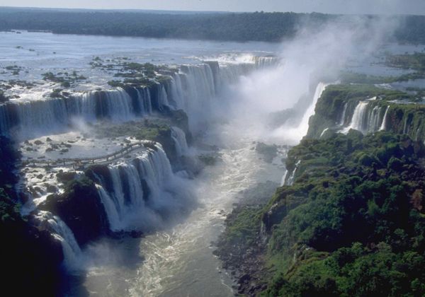 Las Cataratas, en peligro por una represa brasileña