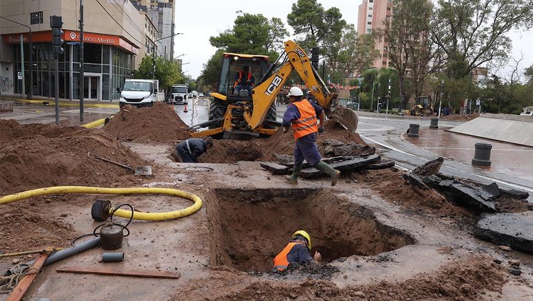Demoras en el tránsito por un caño roto en plena Avenida Argentina