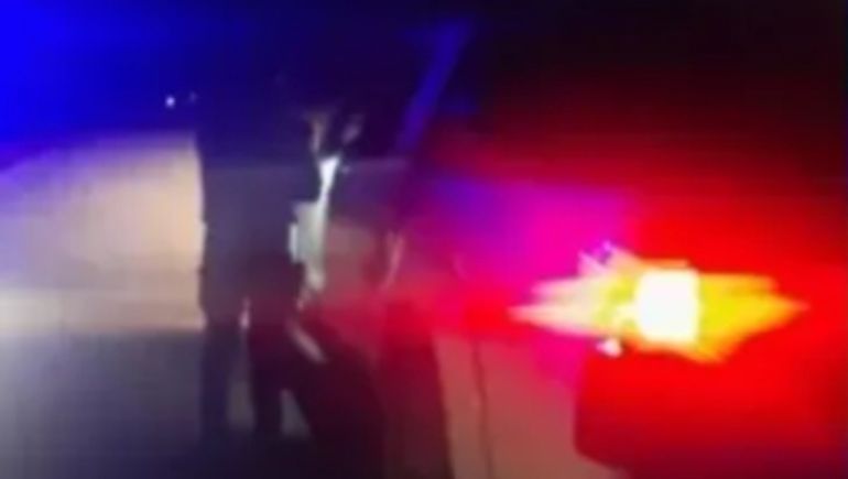 La supuesta figura de un fantasma se ve iluminada por las luces de un auto que fue detenido por la policía en el acceso a Gaiman