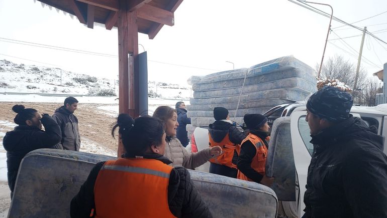 Piedra del Águila recibe a los turistas varados en albergues, gimnasios y la terminal