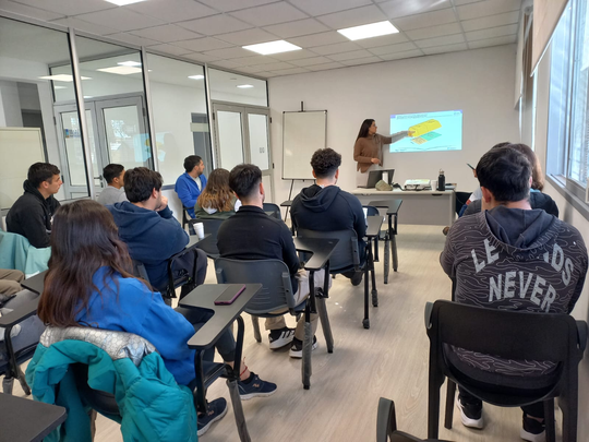 Estudiantes de 84 escuelas rionegrinas inician su formación en sectores estratégicos.