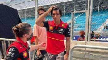 Carlos Sainz se golpeó antes del inicio de la Fórmula 1 en Miami