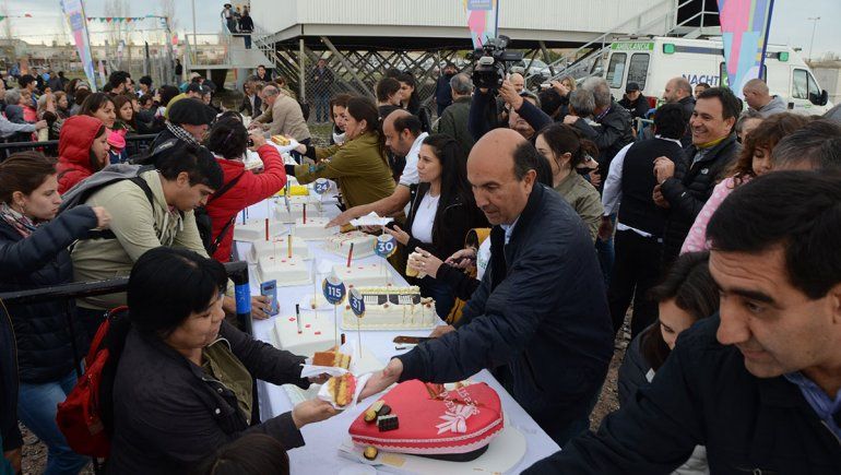 Los vecinos le cantaron el feliz cumple a la ciudad