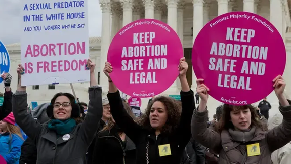 Mujeres reclaman a favor del aborto en Estados Unidos