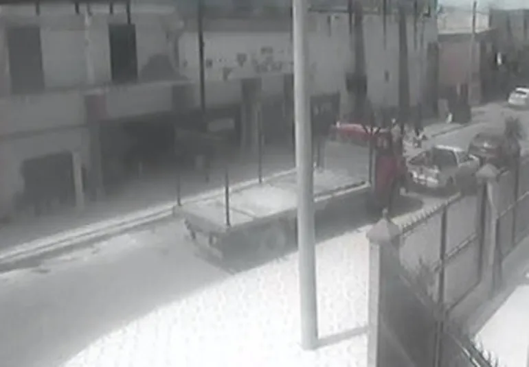 El camión rojo fue observado en el boliche Sens, de ahí la teoría que los materiales del corralón de Bariloche se utilizaron para refaccionar el local. El camión rojo fue observado en el boliche Sens, de ahí la teoría que los materiales del corralón de Bariloche se utilizaron para refaccionar el local.