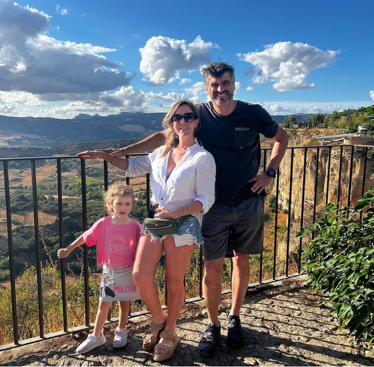 Sandra viajó a Europa con su marido y la hija que tienen en común, porque sus hijos más grandes están en etapa escolar.