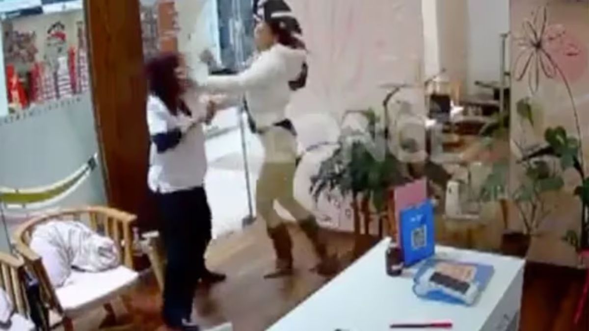 No quedó conforme con el trabajo de su manicura y la agarró a golpes