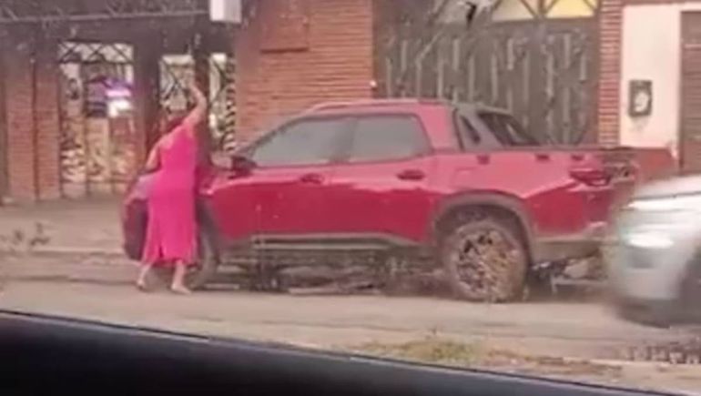 Una mujer atacó con furia el auto de su ex pareja.&nbsp;