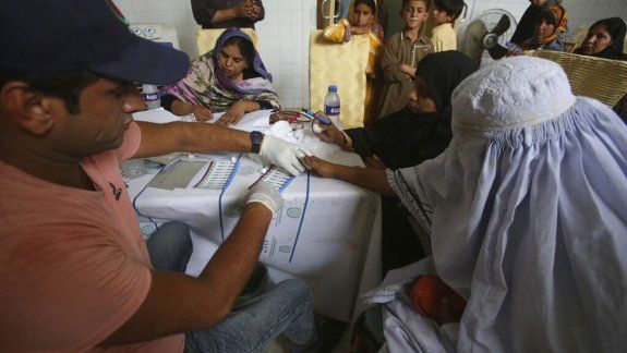 Médico infecta con VIH a unas 400 personas