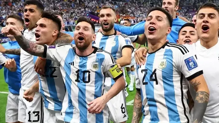 Cuáles son los 3 jugadores que disputan el último lugar en la lista de Scaloni