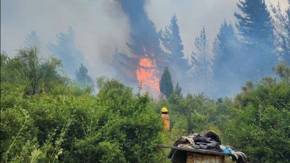 Brigadistas trabajan para contener el incendio en Epuyén.