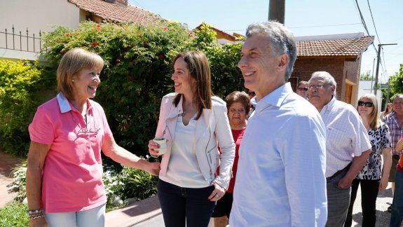 Macri visitó la ciudad de Suipacha: le dieron cartas y le pidieron selfies.