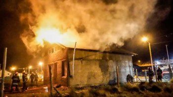 vecinos ayudaron a idolo de pacifico que sufrio la destruccion de su casa en un incendio vecinos ayudaron a idolo de pacifico que sufrio la destruccion de su casa en un incendio