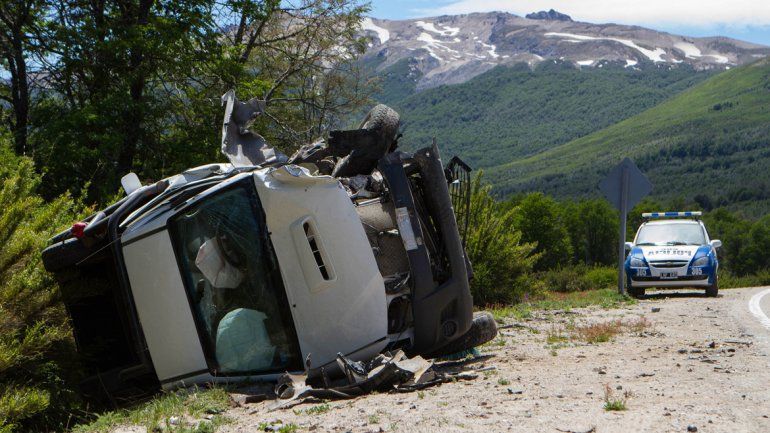La Toyota Hilux terminó volcada en la banquina después de ser impactada por la Renault Kangoo de Blanco.