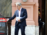 Luis Caputo anunció un aumento para estatales, pero quedó corto respecto a la inflación.