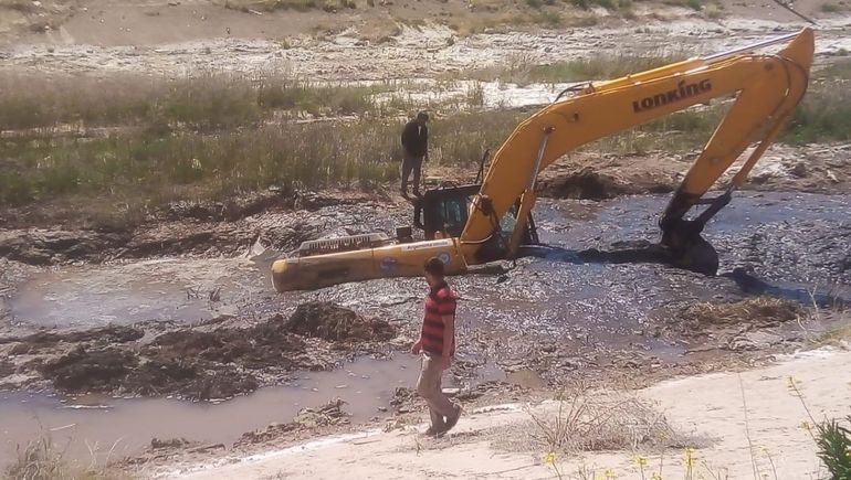 Se montó un operativo para rescatar la máquina excavadora. Se montó un operativo para rescatar la máquina excavadora.