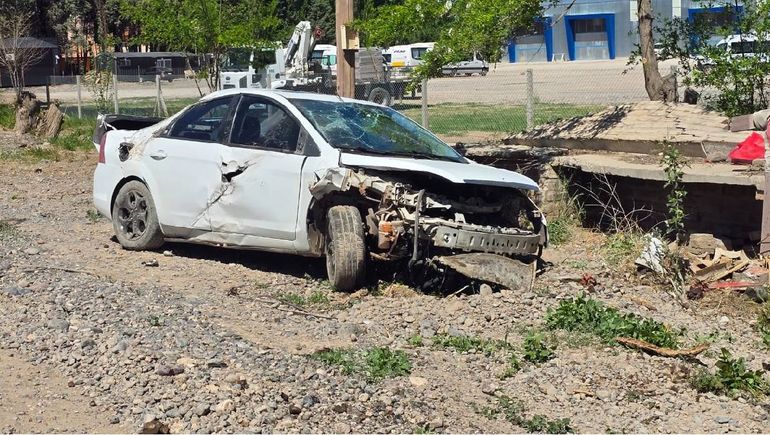 Misterio por el auto chocado que apareció en la Ruta 7.