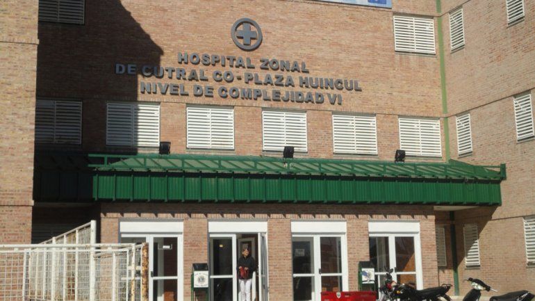 El abuelo sufrió dos golpes y el agresor se cortó con la botella.