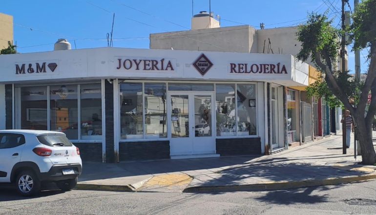 La joyería de Gregorio Mayo y avenida San Martín, que los boqueteros intentaron robar de madrugada en Rawson. La joyería de Gregorio Mayo y avenida San Martín, que los boqueteros intentaron robar de madrugada en Rawson.