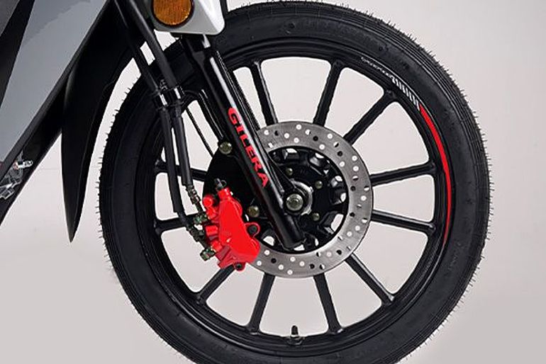 La Gilera Smash tiene frenos a disco en ambas ruedas. La Gilera Smash tiene frenos a disco en ambas ruedas.